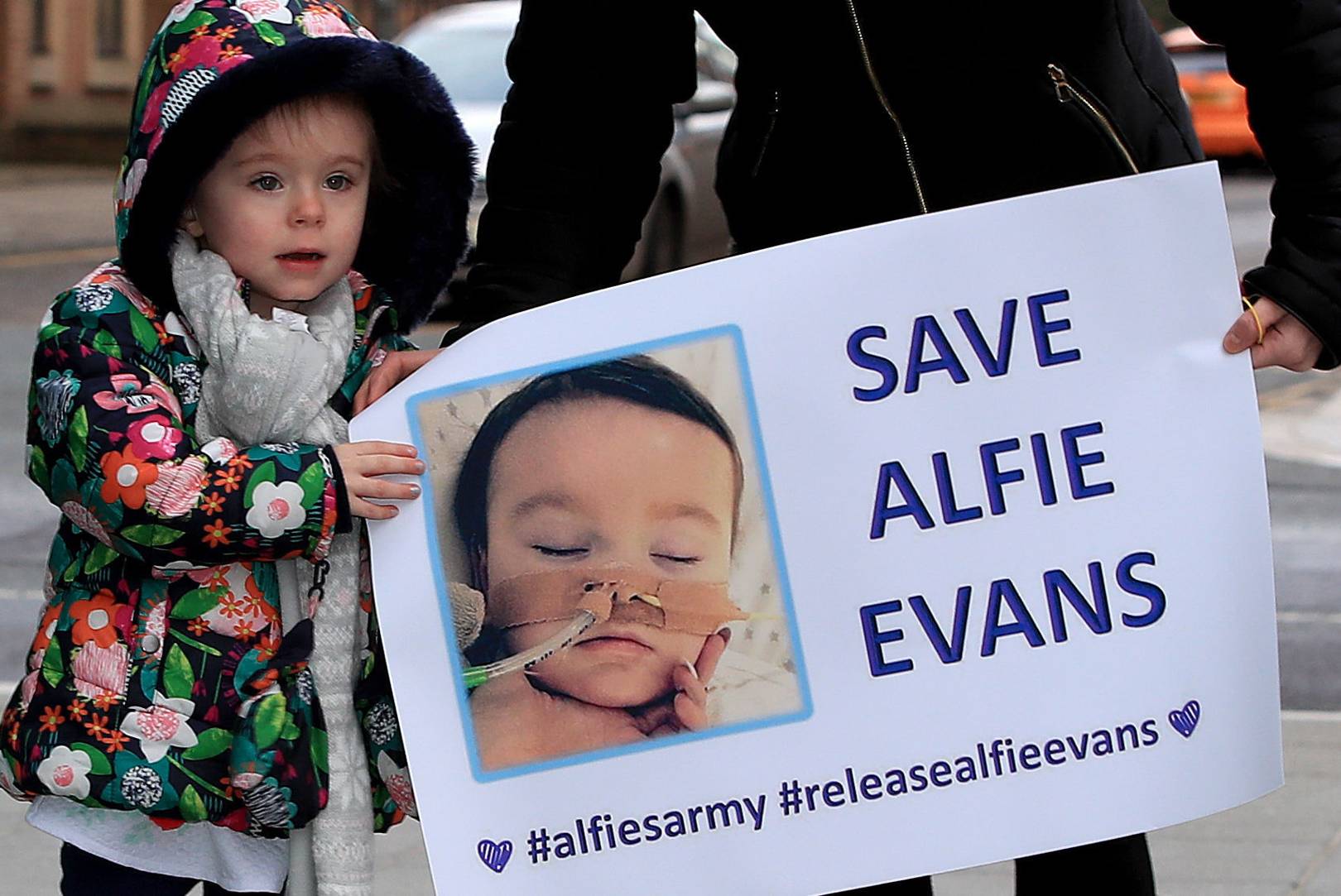 Muere bebé que se convirtió en centro de batalla legal en Reino Unido