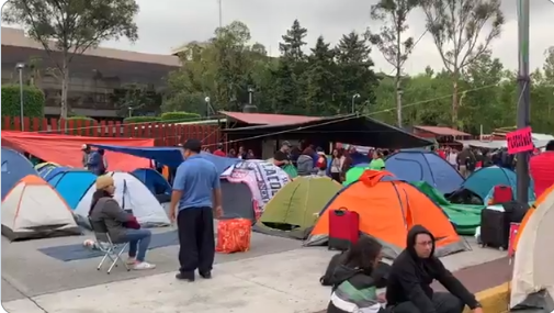 Miembros de la CNTE protestan a las afueras de la Cámara de Diputados