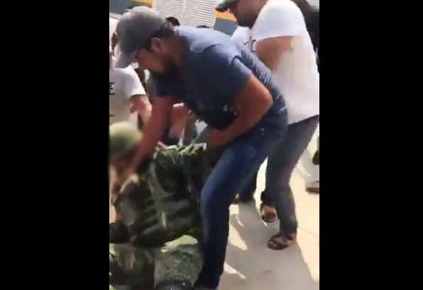 Desarman y humillan a militares en Michoacán