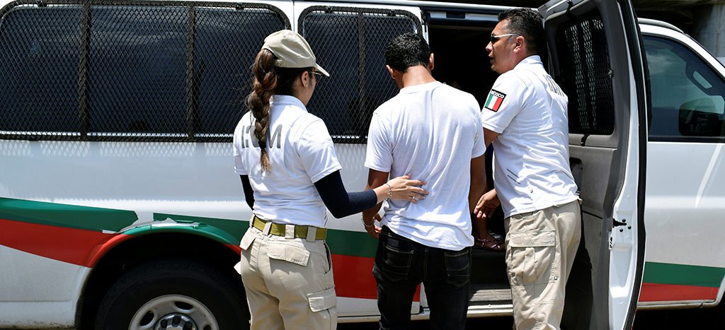 Empresas y funcionarios coludidos en el tráfico de personas: Ebrard