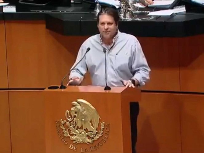 Senador propone que beber alcohol en horario de trabajo sea legal