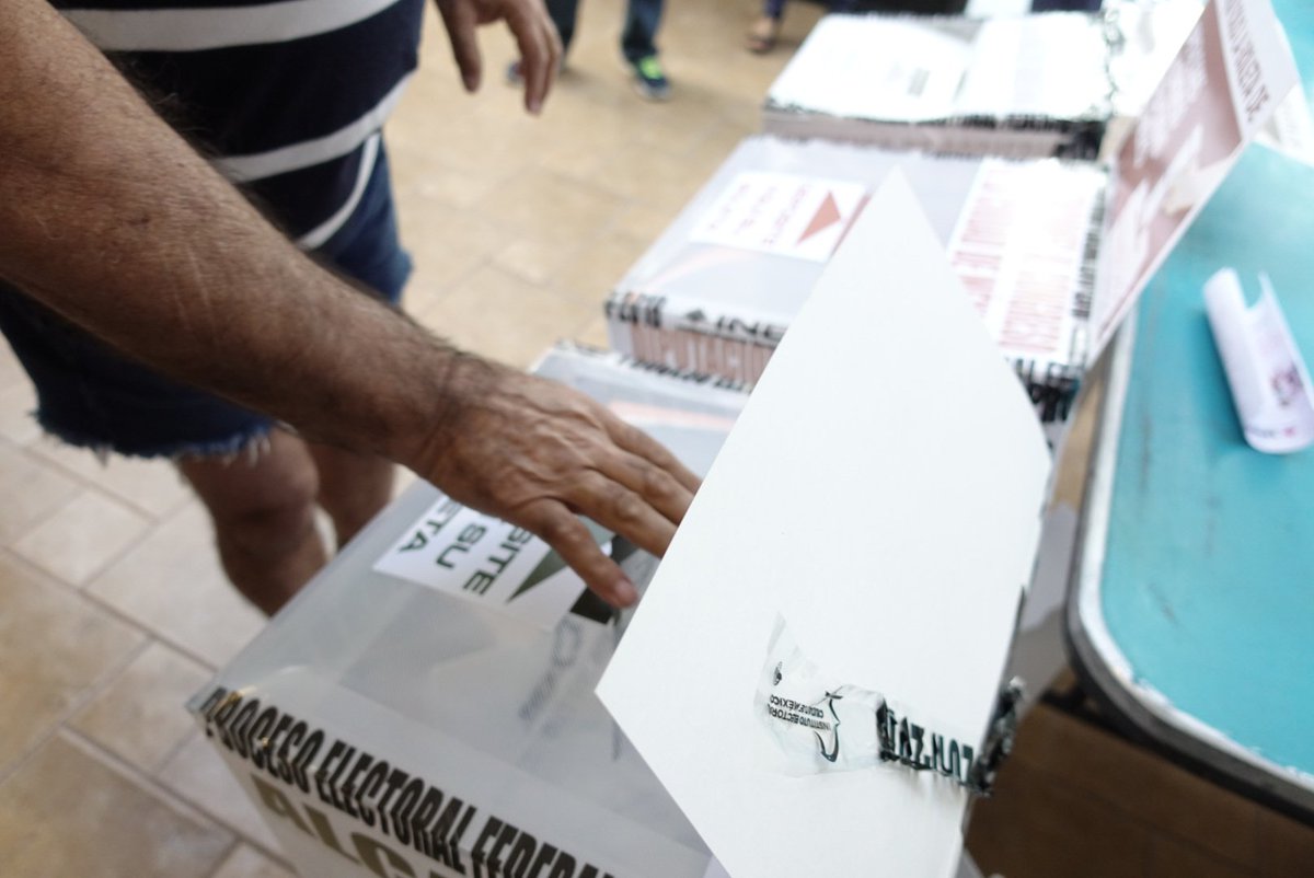 Proponen prohibir el uso de aparatos electrónicos al momento de votar