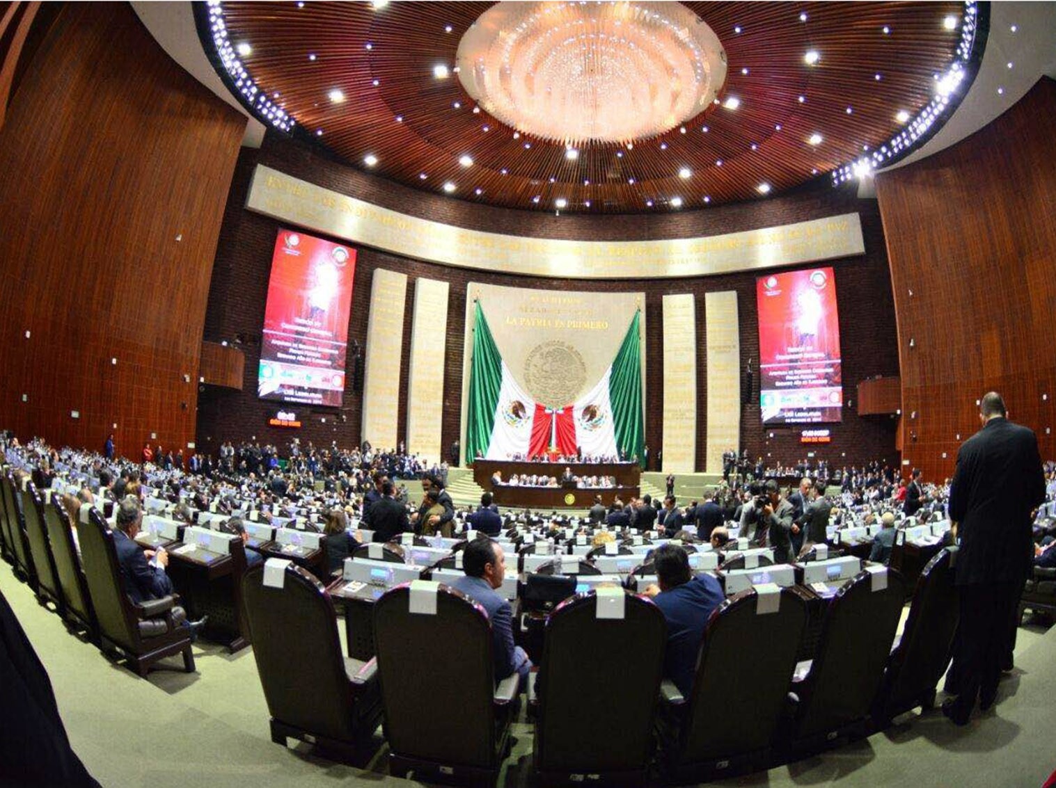 Toman protesta Diputados y Senadores 