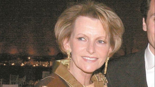 Suspenden temporalmente orden de aprehensión contra mamá de Lozoya