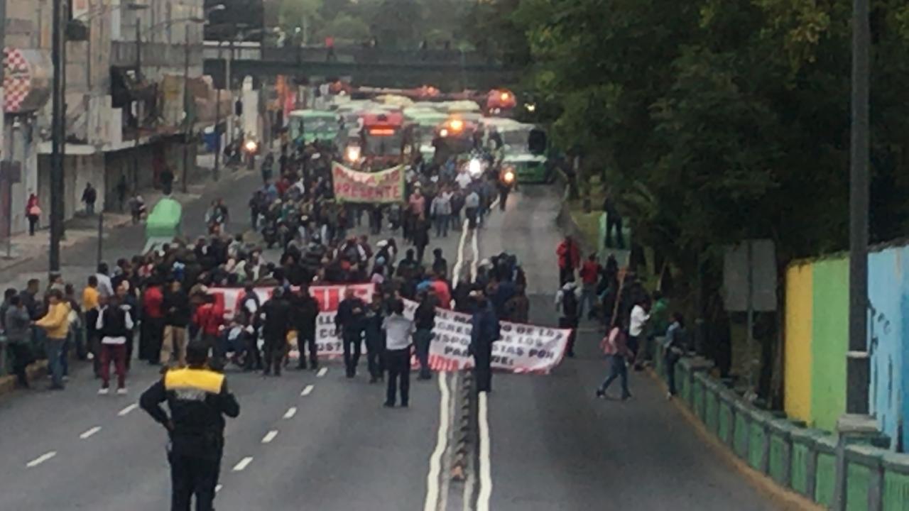 Se manifiestan transportistas exigiendo un alza en las tarifas