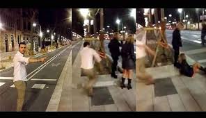 Cárcel a hombre que pateó a mujer por diversión 