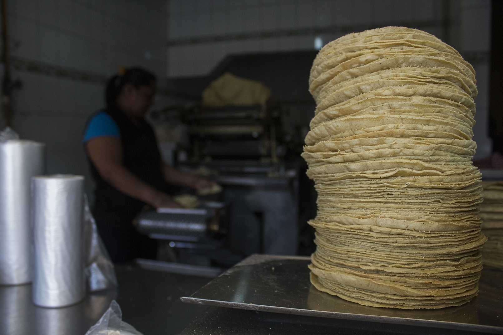 Empresarios amagan con alzas en gasolina y tortillas por aumento en el impuesto denominado IEPS
